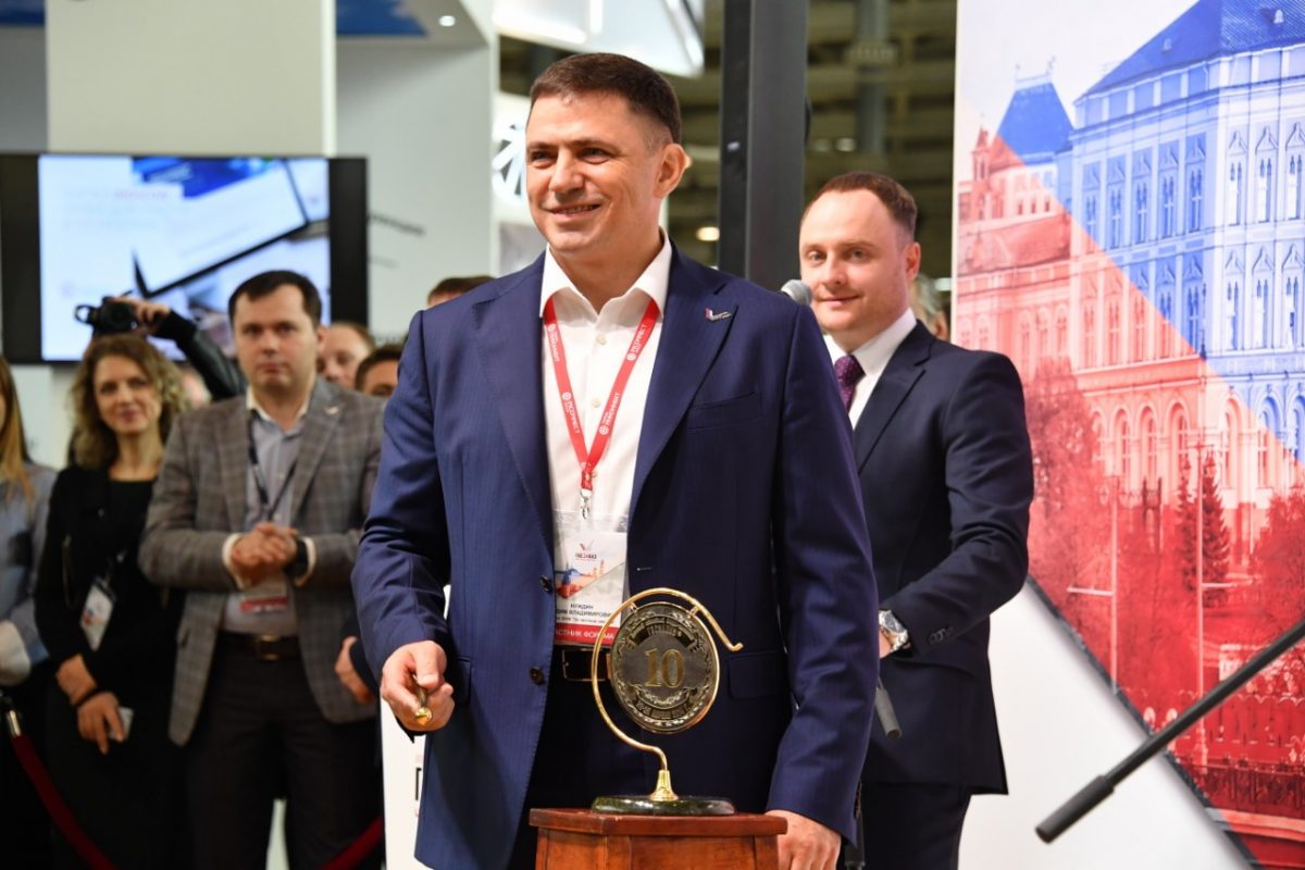 Плечом к&nbsp;плечу, спиной к&nbsp;спине – лицом к&nbsp;стране!