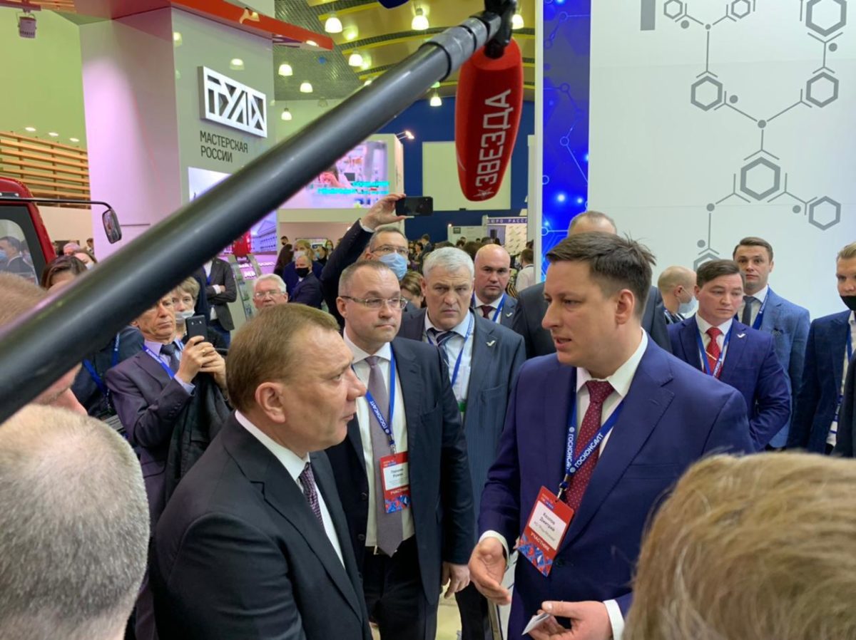 Юрий Борисов посетил стенд компании &laquo;Рош&raquo; в&nbsp;день открытия Форума-выставки &laquo;Госзаказ&raquo;