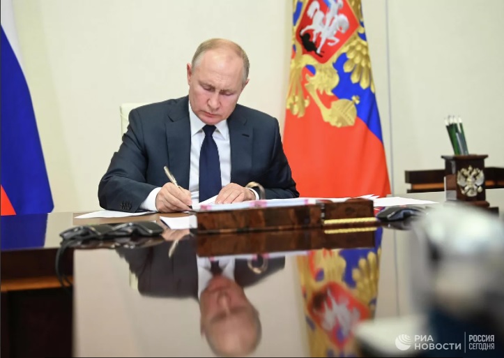 Владимир Путин снизил минимальный объем инвестиций для&nbsp;офсетных контрактов и&nbsp;легализовал параллельный импорт